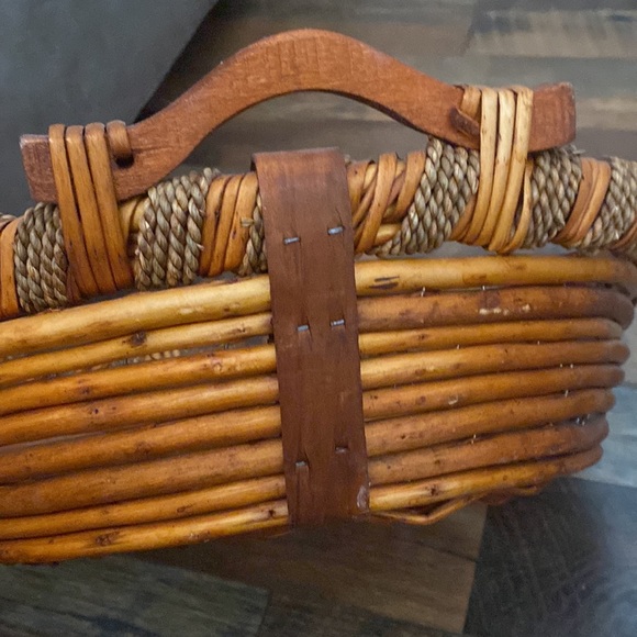 Wicker basket with wood handles - Picture 3 of 6